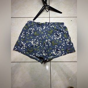 Patagonia Barely Baggies Gator Print Shorts Sz s BLUE